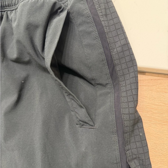 Lululemon Men’s Response Running Shorts Black - Picture 6 of 12